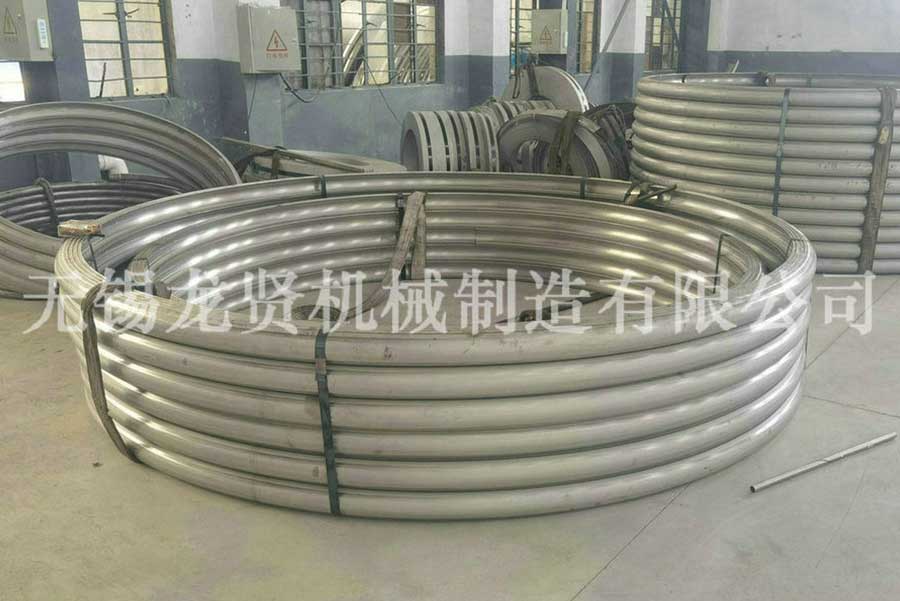 高速公路上的半圓管！